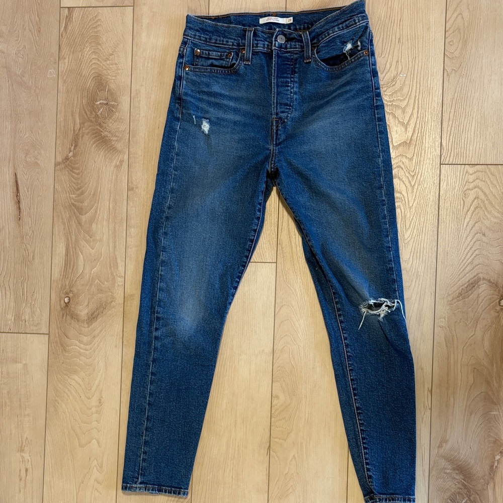 Levi wedgie skinny lightly distressed